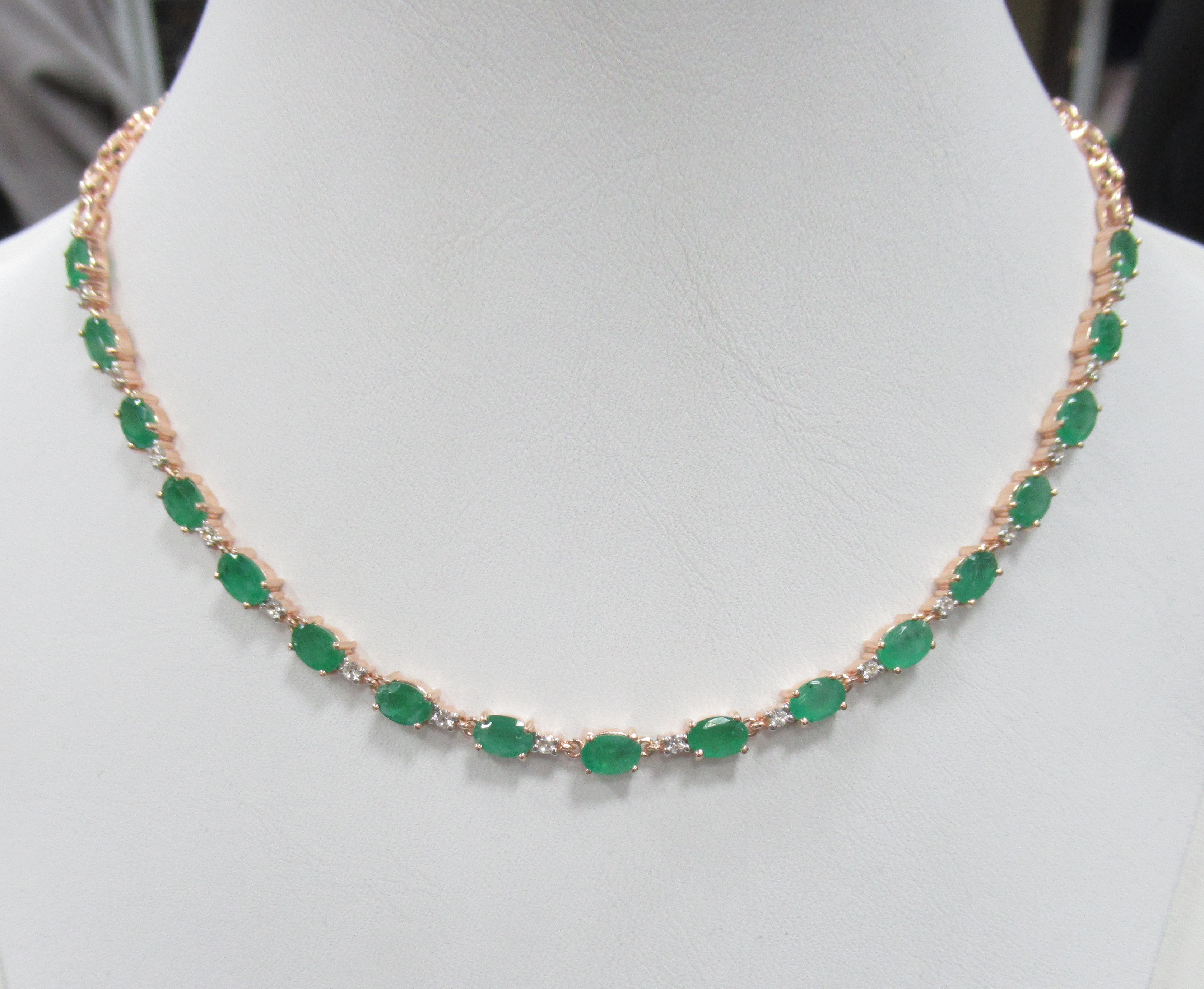 Серебряное колье с изумрудами